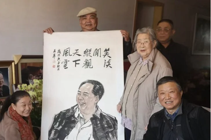 Yin Jinghua Paints Chairman Mao Portrait as a Gift