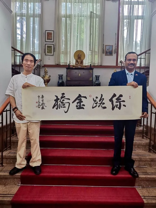 Li Shiliang with the embassy counselor after writing the calligraphy piece