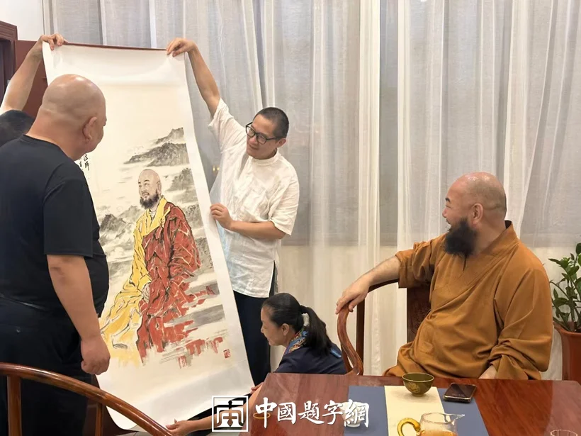 Yin Jinghua presents the finished portrait to Master Wanxing in person