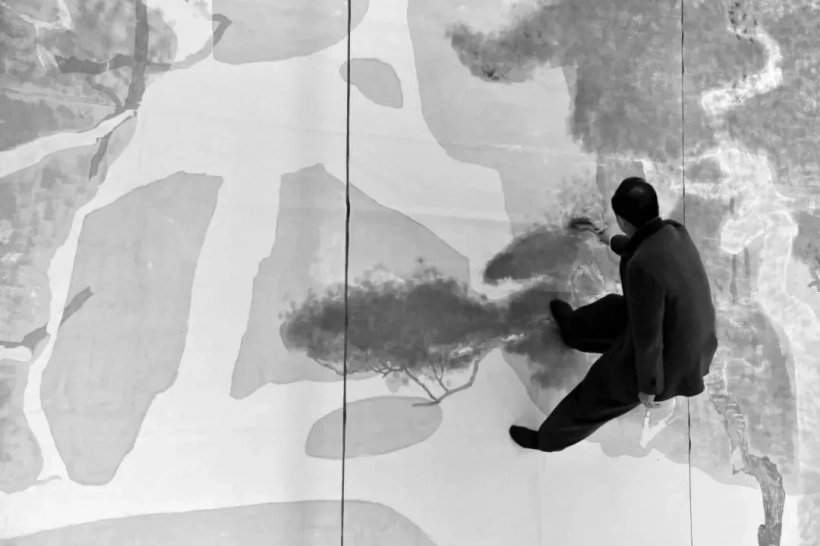 Zhu Xunde painting in his studio