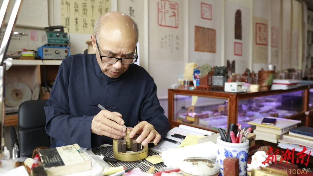 Seal carver Nie Yuanxin of Sangzhi, Hunan