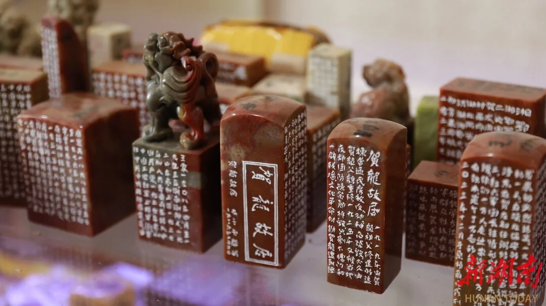 Nie Yuanxin teaching seal carving to special-needs students